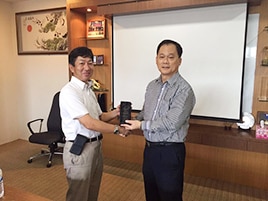 photo: Presenting an award to a supplier in the Southeast Asia region (Malaysia)