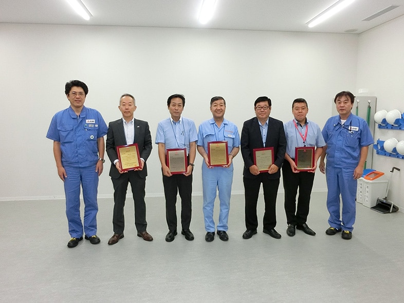 photo: Award given by Mitsubishi Electric executives (Inazawa Building Systems Works)
